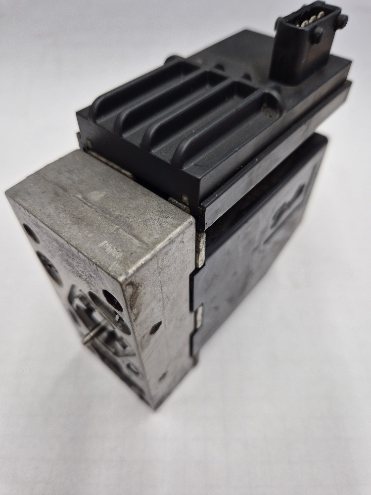 157B4735 PVEA 11-32Vdc PVG32 S4 AMP 1x4 Used