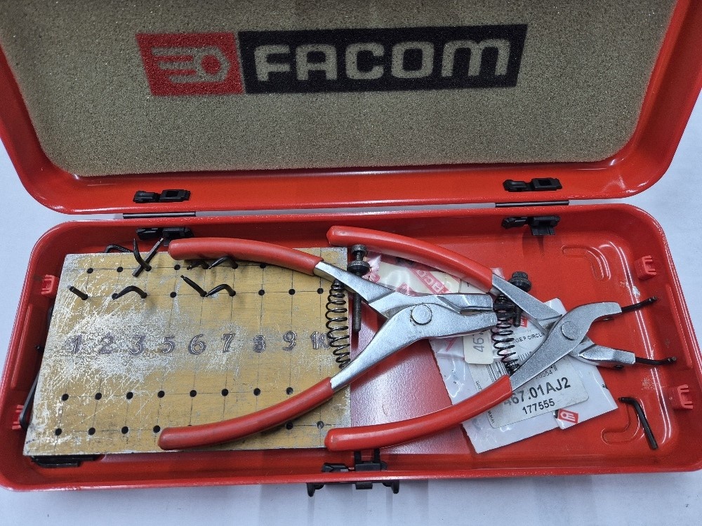 470 Seegering Pliers set incl replaceble circl. Facom Used