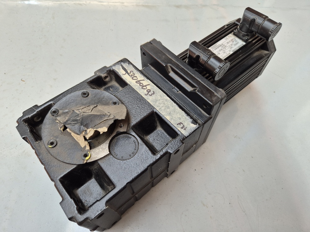 MDSKSRS056-23 + GKS04-3S HAR 056C23 Synchronous Motor + Gearbox Lenze