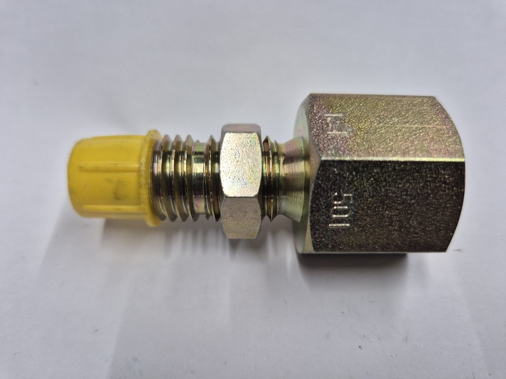 CSH-MAV 162M X 1/2" Straight Test Point with threaded connection m16x2