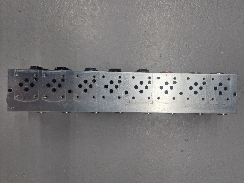 8HSR06-35/01C/350 S08 Manifold Cetop03 8-sections Rexroth Used