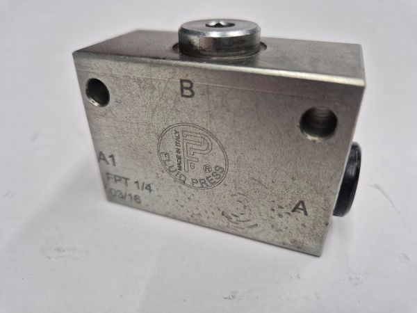 FPT 1/4" Shuttle valve Fluid Press Used